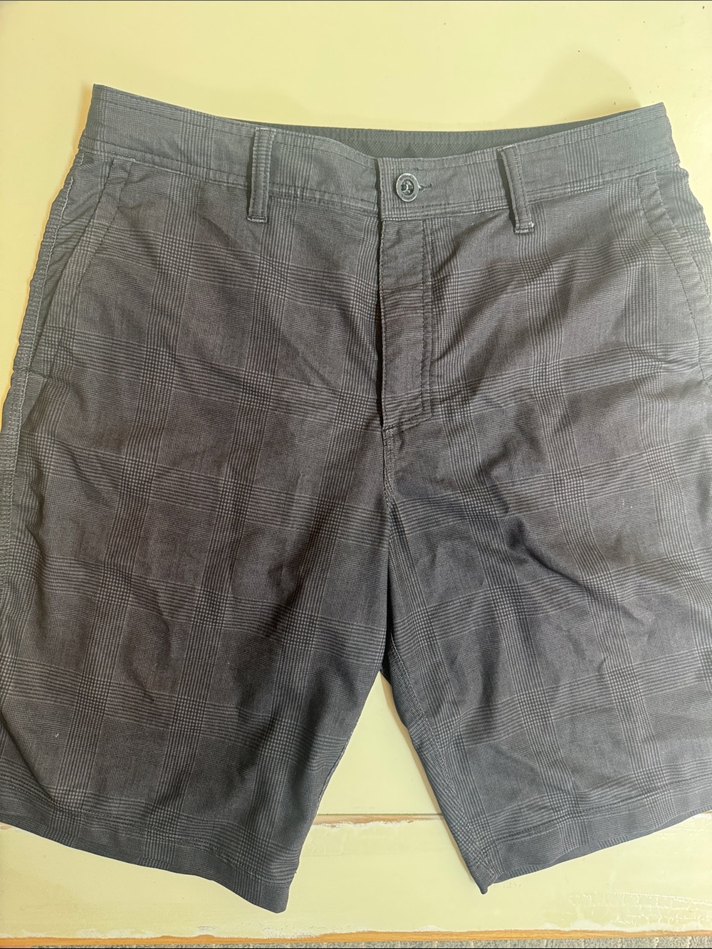 O'Neill Men's Charcoal Plaid Flat Front Shorts